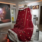 La couronne et la cape portées par Freddie Mercury pendant la tournée The "Magic Tour" en 1986 se sont vendues 635'000 livres sterling (environ 707'000 francs) (archives).